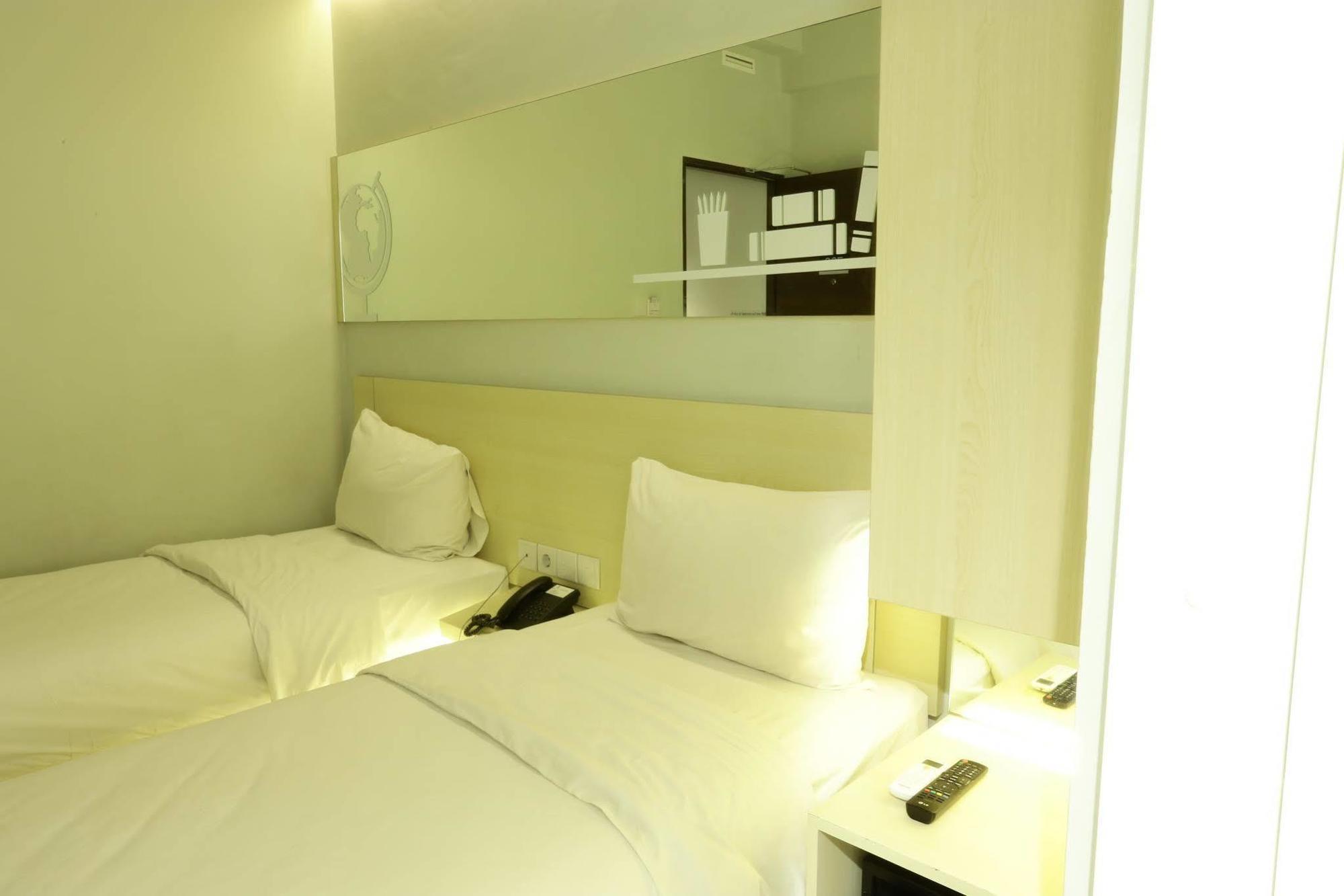 Cleo Hotel Tunjungan Surabaya Buitenkant foto