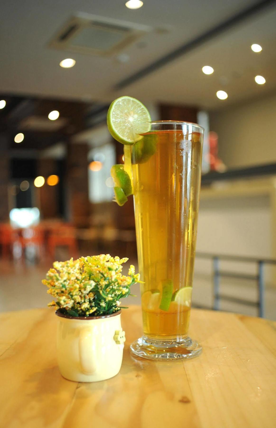 Cleo Hotel Tunjungan Surabaya Buitenkant foto